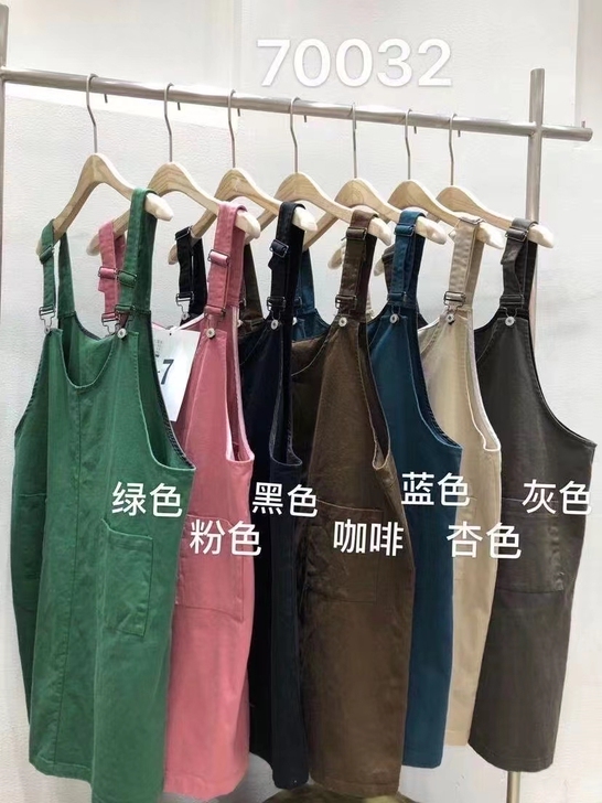 全新黑色背带裙，，可穿至150斤，有需要的...