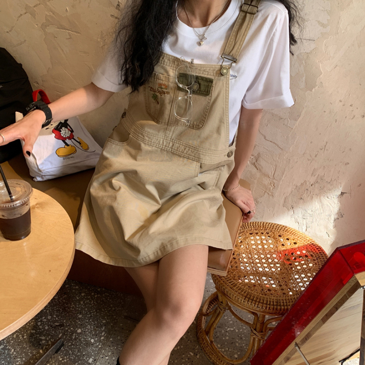 连衣裙背带裙。跟新的一样,质量巨好,但是本...