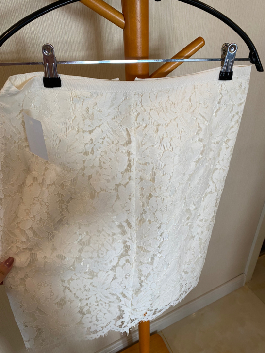 全新的高端蕾丝包臀裙 全新带吊牌 喜欢的求...