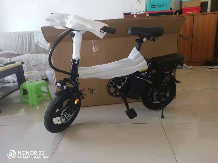 全新折叠电动车。帮朋友卖的，买回来就打开包...
