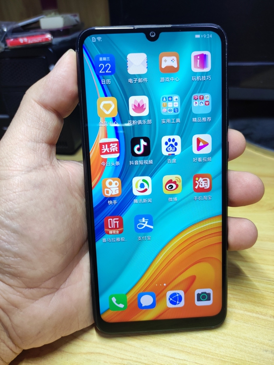 华为畅享10e，内存4+64黑色，无拆无修...