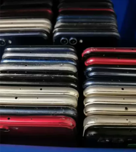 荣耀v10，内存6+64 功能正常，可以插...