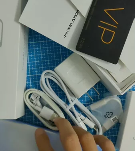 ?ZTE/中兴天机Axon 20 5G屏下...