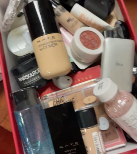 粉底，眼影，眉粉等 19.9米，6-8个东...