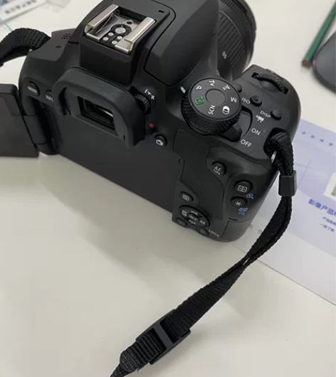 佳能eos 850d  几乎全新，机身、屏...