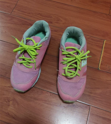 鸿星尔克女士运动鞋，成色如图，穿过一段时间...