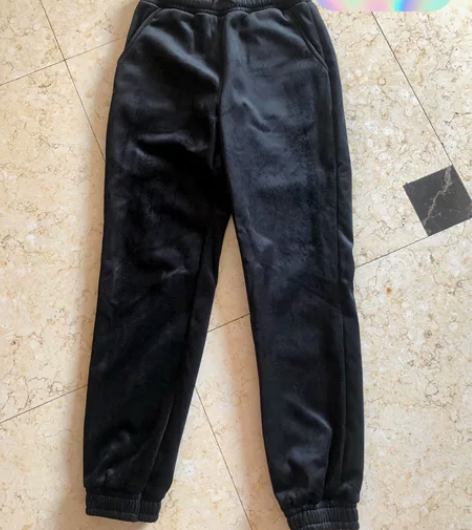 全新欧货厚款加绒炭黑色卫裤。这条裤子外面有...