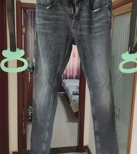 穿过几个月，但是裤子还很新，本来就是做旧款...