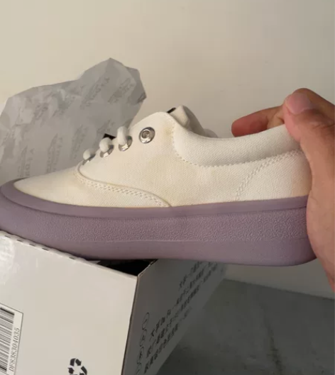 仓库梅雨季节有几十双起霉点的面包鞋，大孚飞...