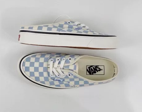 vans棋盘格鞋，显脚小，我脚37码刚刚好...