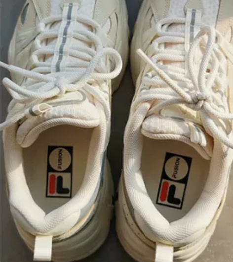 斐乐鱼翅鞋，潮牌有反光条。新旧如图，买来就...