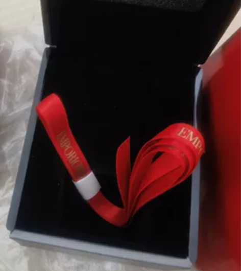 阿玛尼全新中国红手表盒子 感兴趣的话点“我...