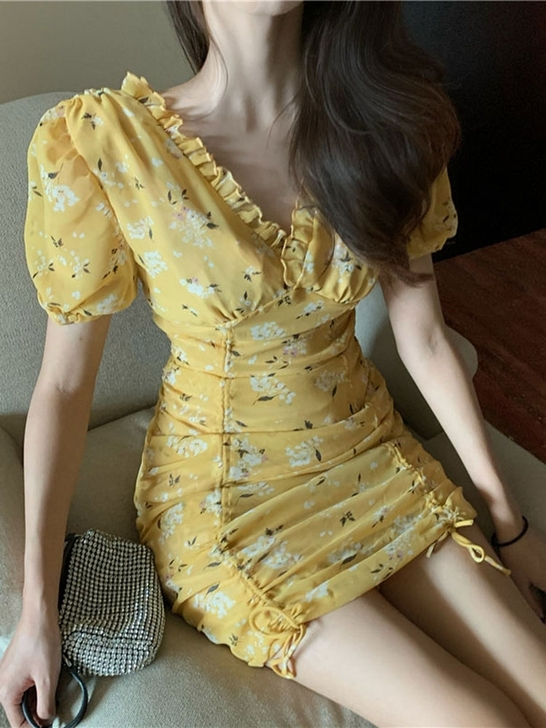 法式小众减龄赫本包臀短裙v领泡泡袖木耳边碎...