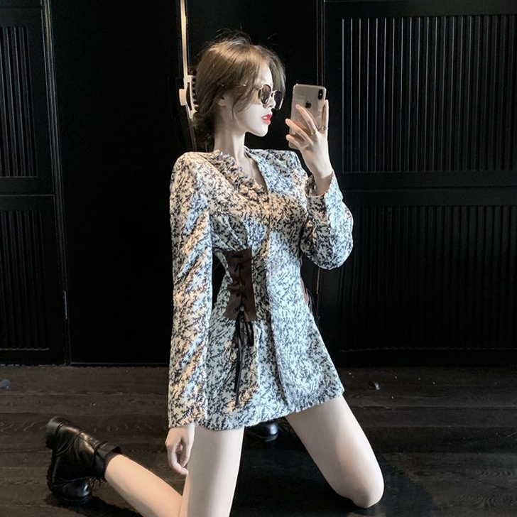 港味v领碎花连衣裙女，身材好的可以买，超级...
