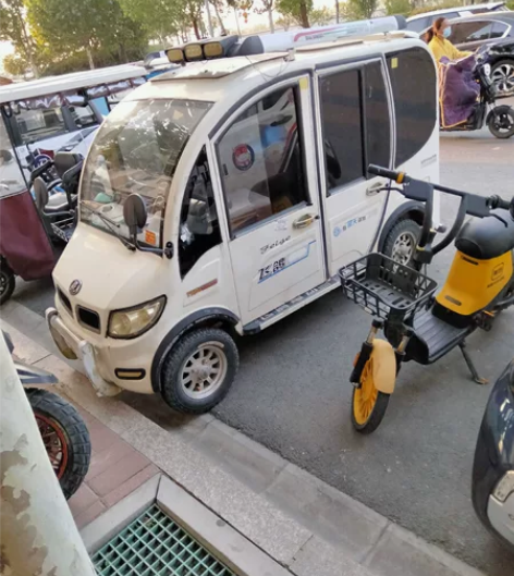 飞鸽四轮电动车,方向盘四轮空间大,一切正常...