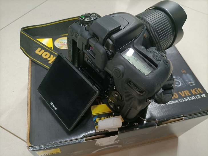 出一套尼康d7500套机，镜头是18-14...