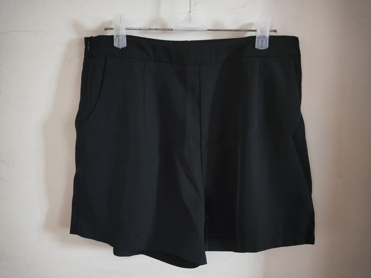 全新黑色西装料短裤,腰围72cm,腰侧边带...