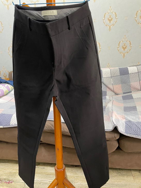 女士黑色小脚裤 品牌是爱居兔的 239商场...