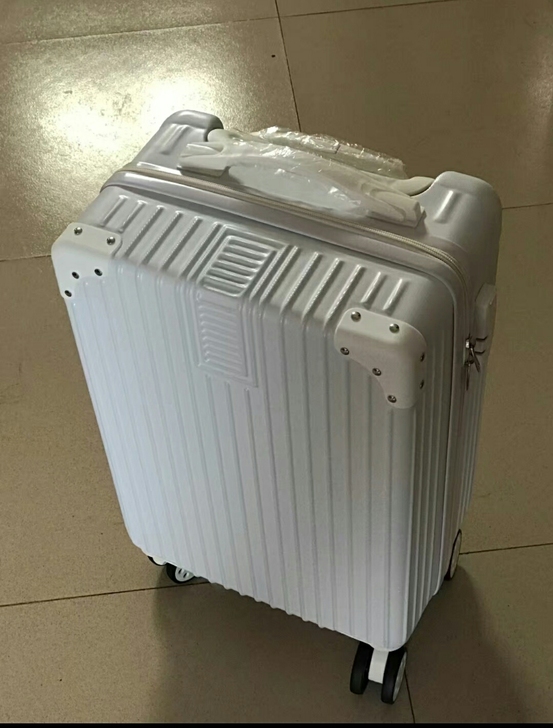 箱子买大了。本来是想买登机箱，拉杆箱万向轮...