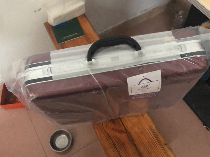 全新 有瑕疵 贝艾利ABS手提密码箱商务公...