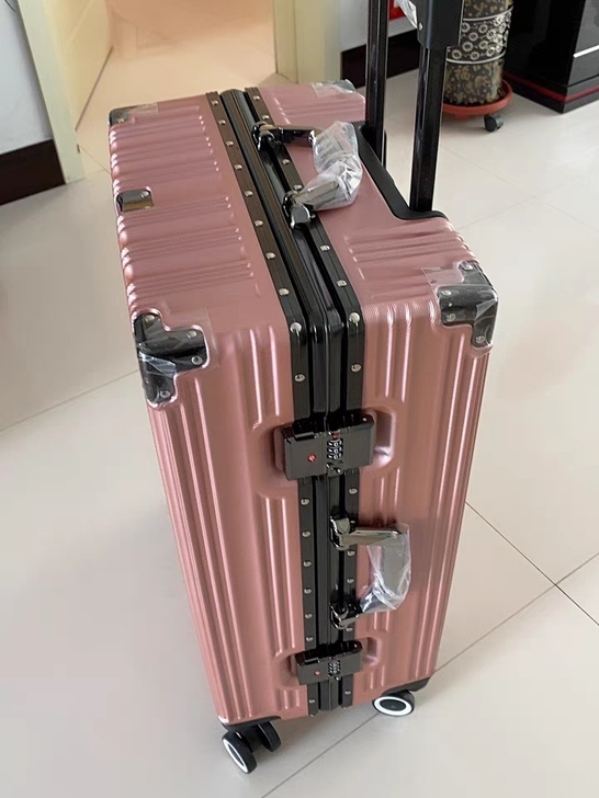 朋友厂家倒闭，底价处理50多个中高档铝框行...