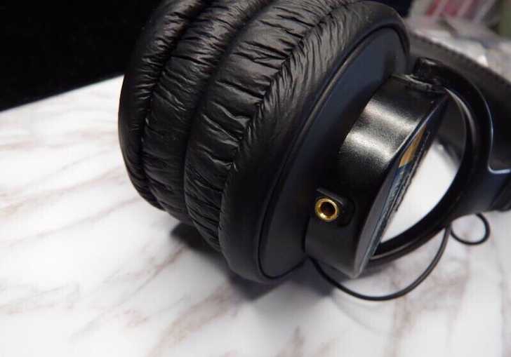 7506线材可插拔1.2米直线带麦监听耳机