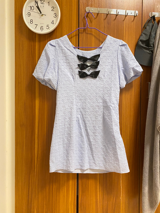 蓝色泡泡袖连衣裙