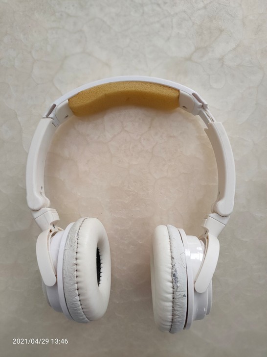 考四级买的耳机电池版。成色看图，介意慎拍，...