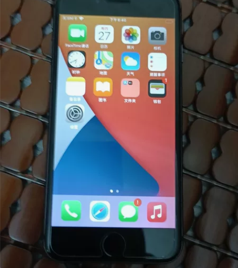 苹果8 64g ios 14.4.2国行...