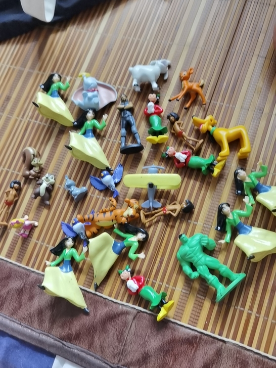 迪士尼小玩具，做工一般，一共有20多个，打...