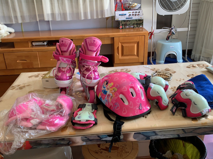 迪士尼正版轮滑鞋，9成新，丫头不愿意学了....