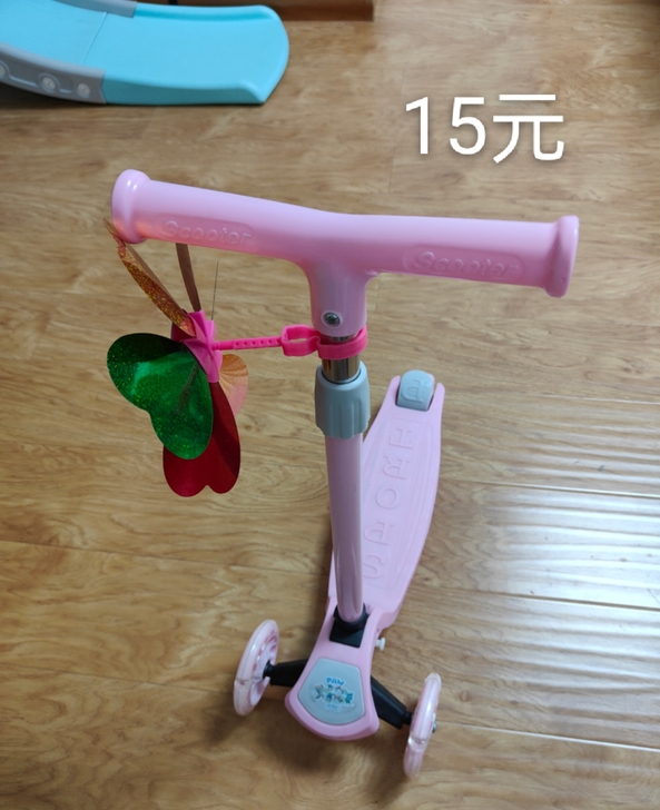 只在屋里地板滑过几次！我们是男孩，不喜欢粉...