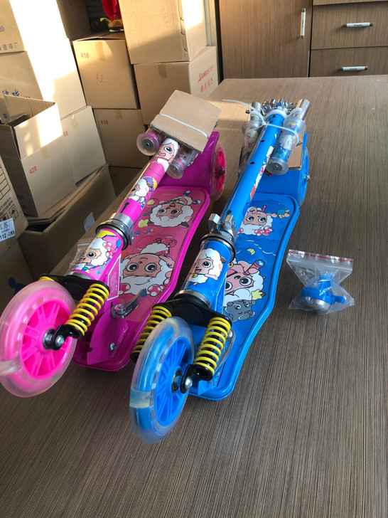 大三轮减震滑板车儿童滑板车可折叠闪光轮。