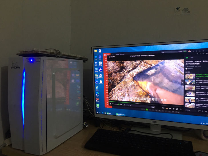 台式电脑全套一起出。i5处理器，32寸显示...
