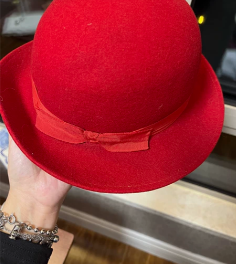 儿童红色礼帽，里侧有胶，建议勿拍！ 感兴趣...