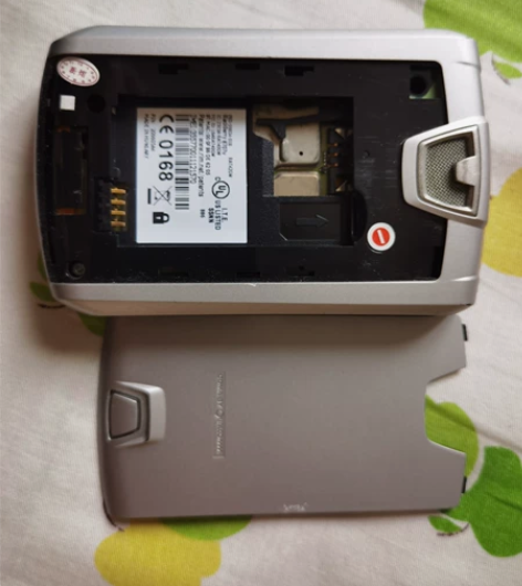 黑莓手机!回忆经典!电池找不到了,送手机套...