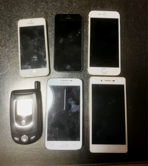 都是自己用过的手机,摩托罗拉A760当年出...