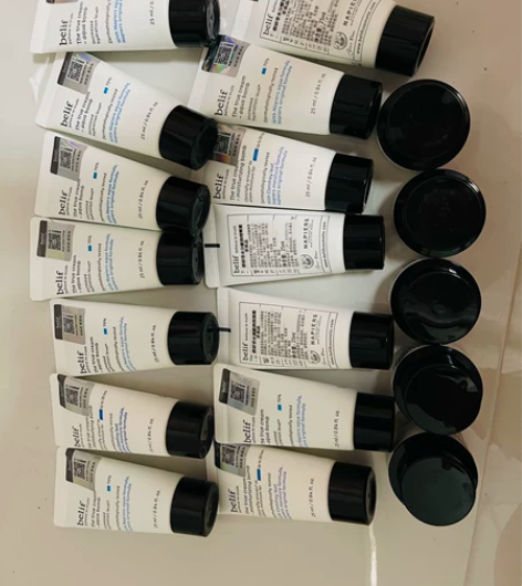 碧妍菲面霜全新干皮 油皮两种。 出送的小样...