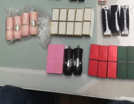 口红壳体,全新出售,全包40元 感兴趣的话...