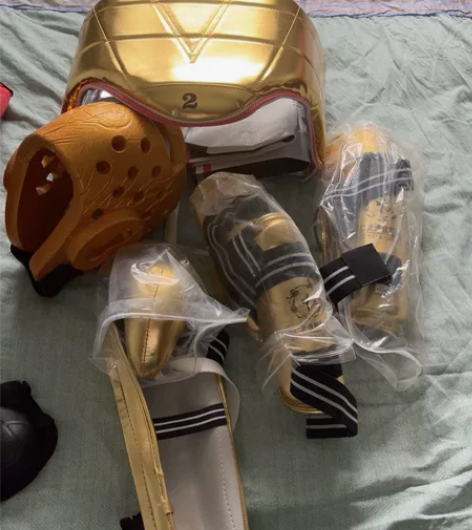 全套跆拳道搏击黄金护具.一次没用过！ 感兴...