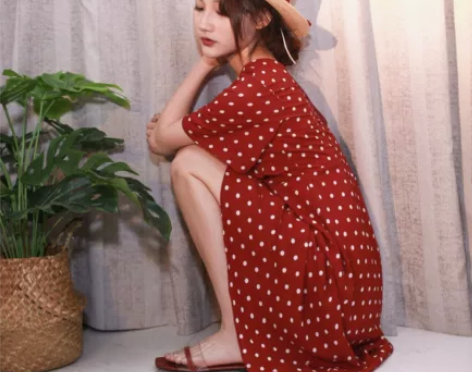 ?Meow Ji喵吉复古V领木耳边红裙渡假...