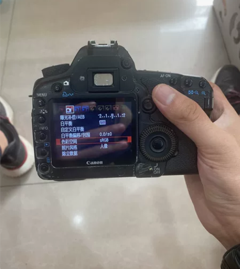 5D2+50 1.8镜头一个 成色差但功能...