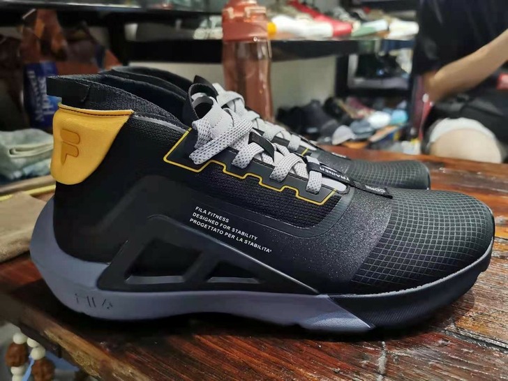 正品斐乐  运动休闲鞋折扣价处理   43...