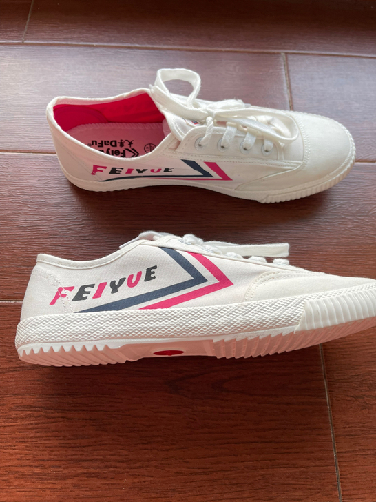feiyue飞跃经典帆布小白鞋。这双很有特...