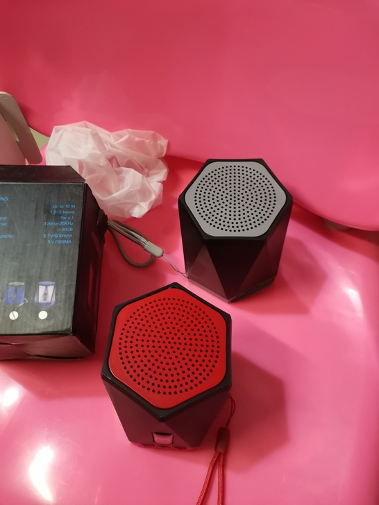 全新外赁蓝牙音箱。音质可以。