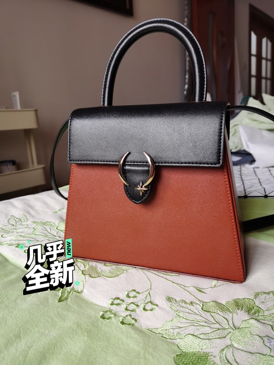 泰国旅游时购入的通勤包 挺括有型 几乎全新...