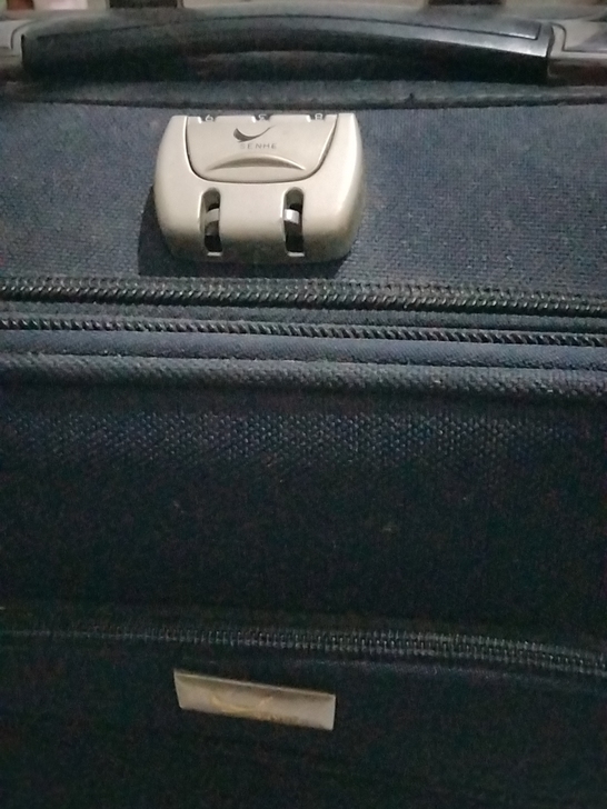 几乎全新帆布旅行密码箱，结实耐用，20年买...