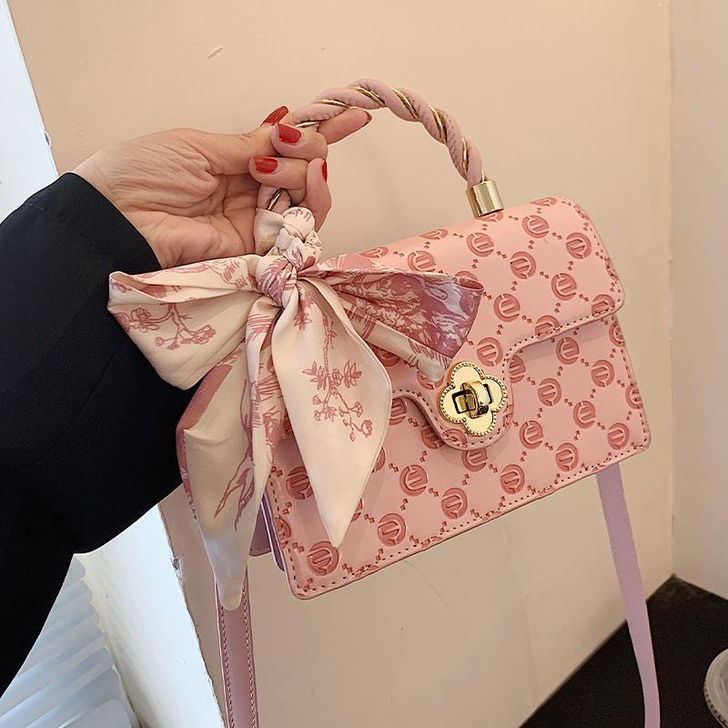 压花粉色包包