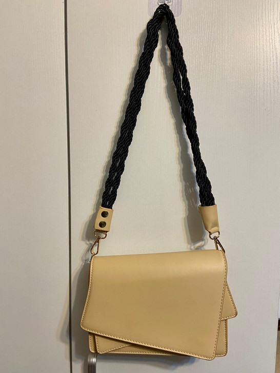 杏色设计感包包，背过一次。