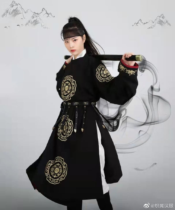 织闻家，打包出织闻风华圆领袍，芳菲披风，烟...